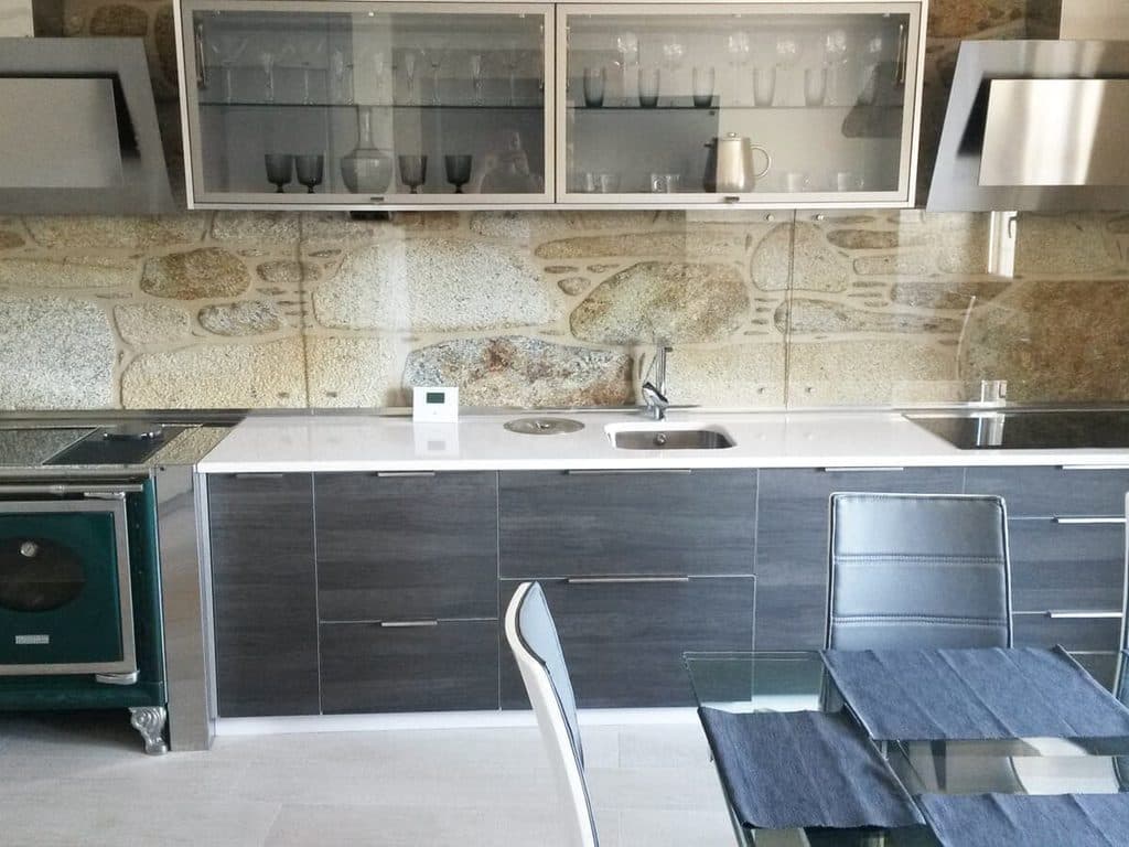 Cocina con encimera y frente en granito y piedra natural realizada por Mármoles y Granitos Valdepeñas en Cee